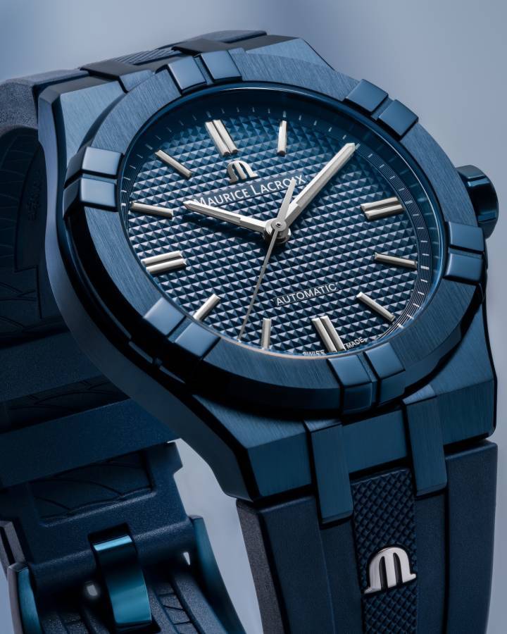 L'Aikon est la collection-phare de Maurice Lacroix, lancée en 2016 et inspirée de la populaire Calypso des années 1990. Ici en version automatique au boîtier de 39 mm bleu nuit PVD, une édition limitée à 888 pièces.