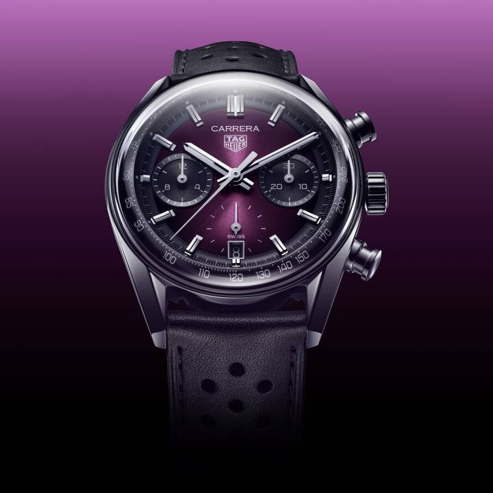 Le verre saphir bombé Glassbox est devenu une signature de la maison, comme ici sur ce nouveau chronographe TAG Heuer Carrera muni d'un cadran fumé dans un dégradé allant du noir au violet, d'un boîtier de 39 mm et du calibre Heuer 02 (TH20-00).