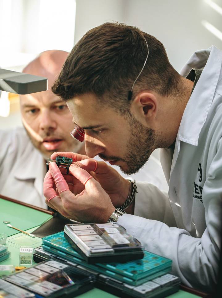 Olivier mory, le concepteur du calibre micro-rotor de Yema observe les réactions de Nicolas Bailly, responsable technique & qualité de la maison.