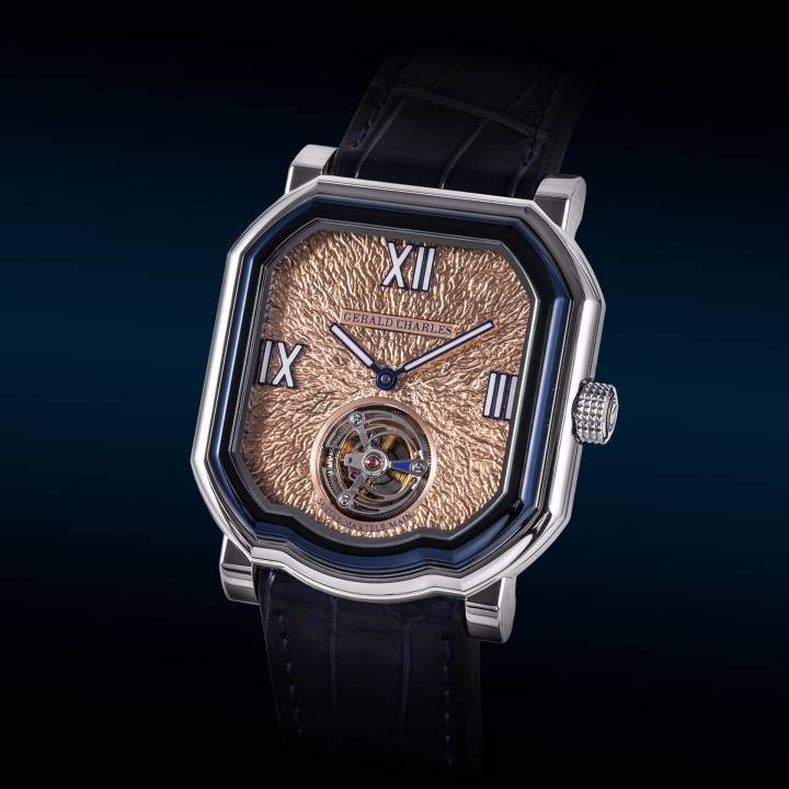 La Maestro 9.0 Roman Tourbillon se distingue par son impressionnant cadran en or martelé à la main.