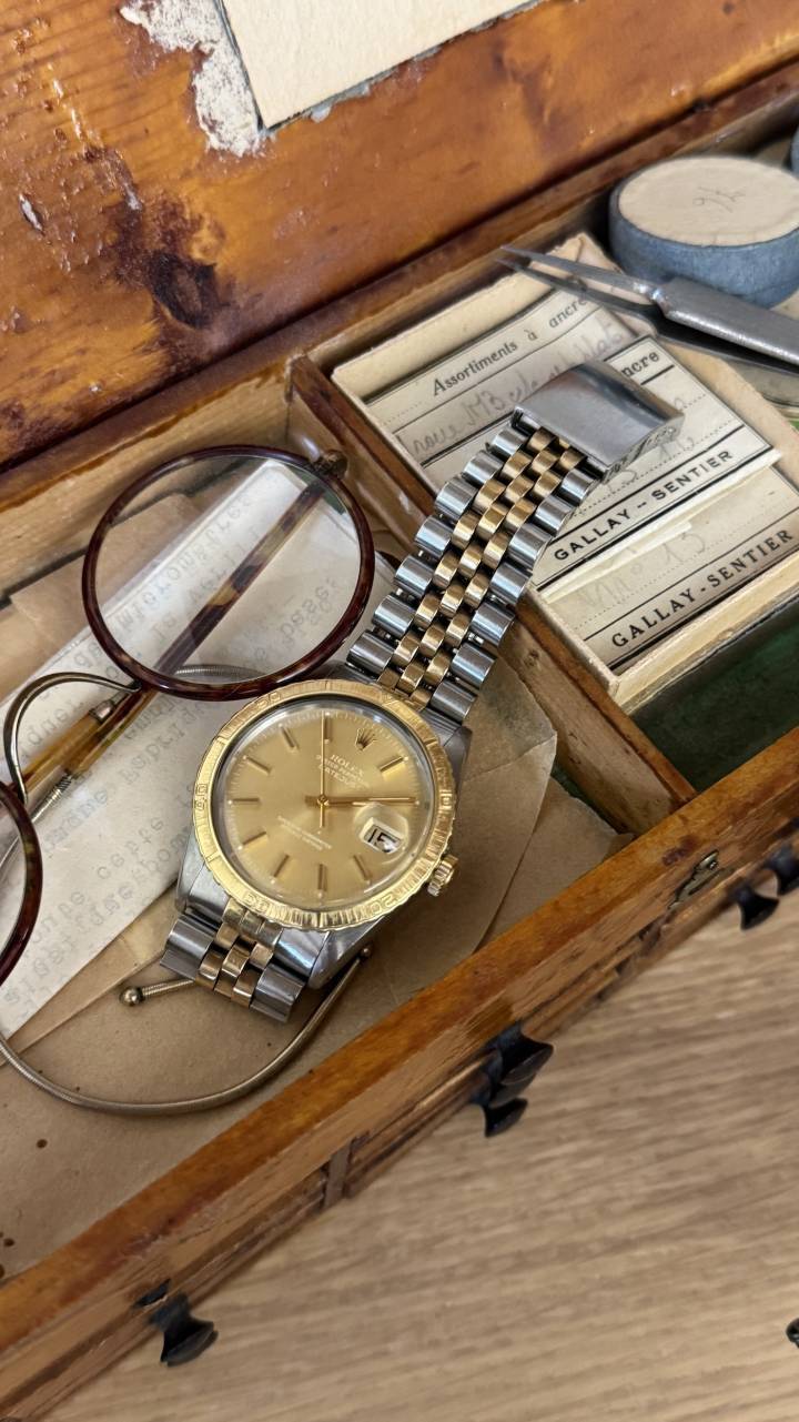 La Rolex vintage de son grand-père, sur la layette d'Albert F. Piguet qu'il lui a offerte.