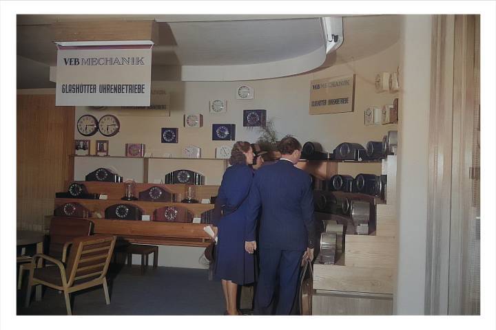  Visiteurs sur un stand de salon avec des montres de VEB Mechanik Glashütter Uhrenbetriebe. ©Deutsche Fotothek