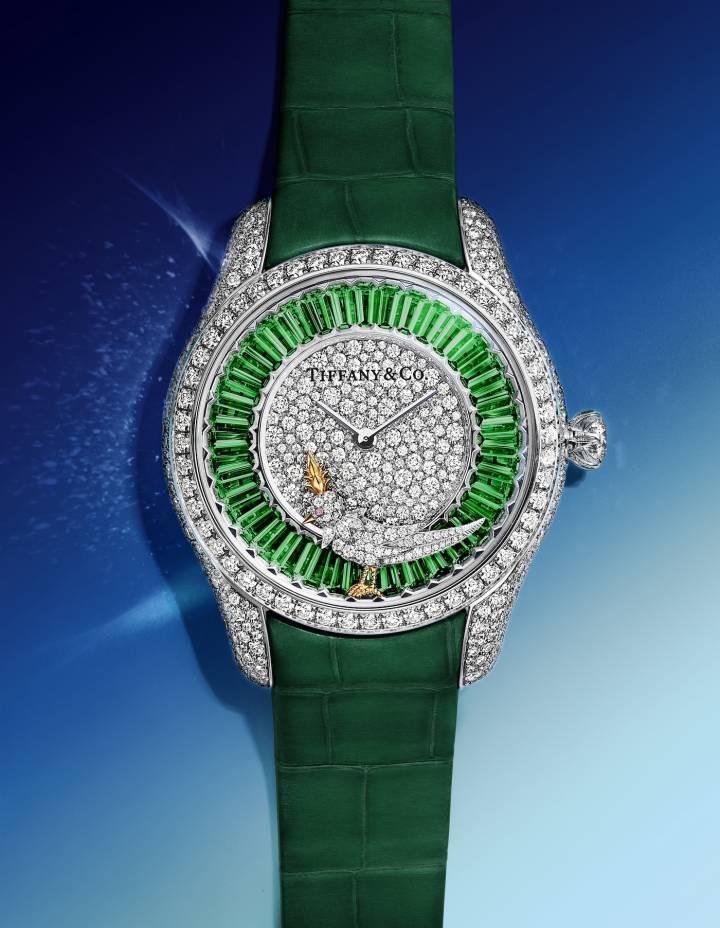 Tiffany & Co. a également présenté deux nouvelles interprétations de la montre Jean Schlumberger by Tiffany Bird on a Rock: l'une de 39 mm ornée de tsavorites baguettes d'un total de 5,4 carats et l'autre de 36 mm entièrement pavée de diamants et ornée de 30 aigues-marines taille baguette.