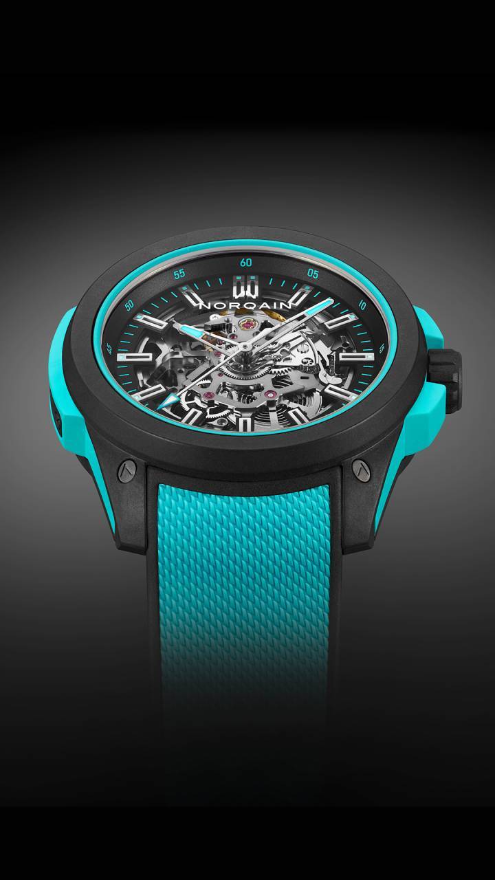 D'un poids de 78 grammes seulement, ce modèle Wild One Squelette aux couleurs turquoise est réalisé en Norteq, un matériau ultra-robuste et ultra-léger développé par Norqain.