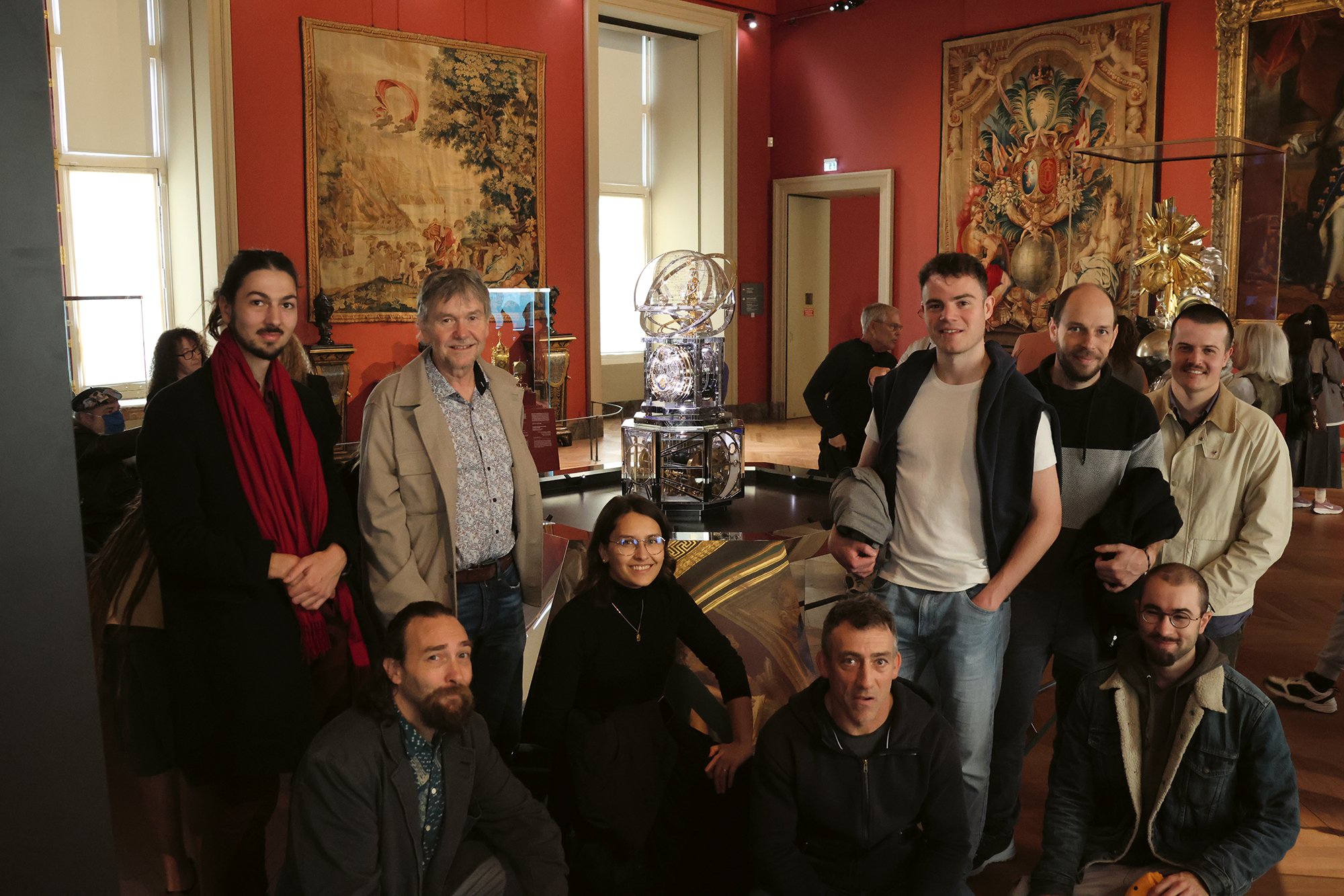 Autour de François Junod, ses jeunes collaborateurs, lors du dévoilement de La Quête du Temps, au Musée Louvre de Paris, le 16 septembre 2025