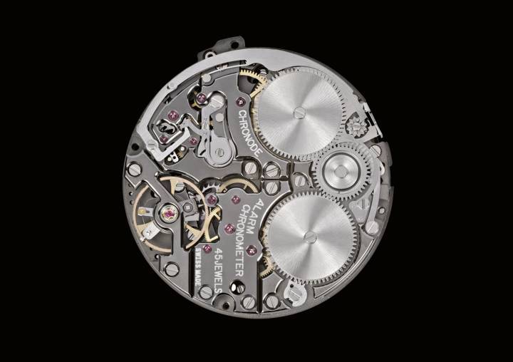 CALIBRE C 501: Mouvement mécanique manuel, réveil 24 heures sur timbre avec haute précision de déclenchement. Décoration personnalisée. Chronomètre (certificat sur demande). Toutes les fonctions de remontage et réglage à partir de la tige de remontoir. Poussoir à 4h pour sélection fonction on/off du réveil. Heure, minute, seconde (peut être également concentrique aux heures et minutes), jour/nuit de l'heure civile, réveil 24 heures sur timbre jour/nuit du réveil, timbre. Réserve de marche + 65 heures. Diamètre 34,80 mm, hauteur 7,00mm. Fréquence 4Hz – 28'800 Alt/h.