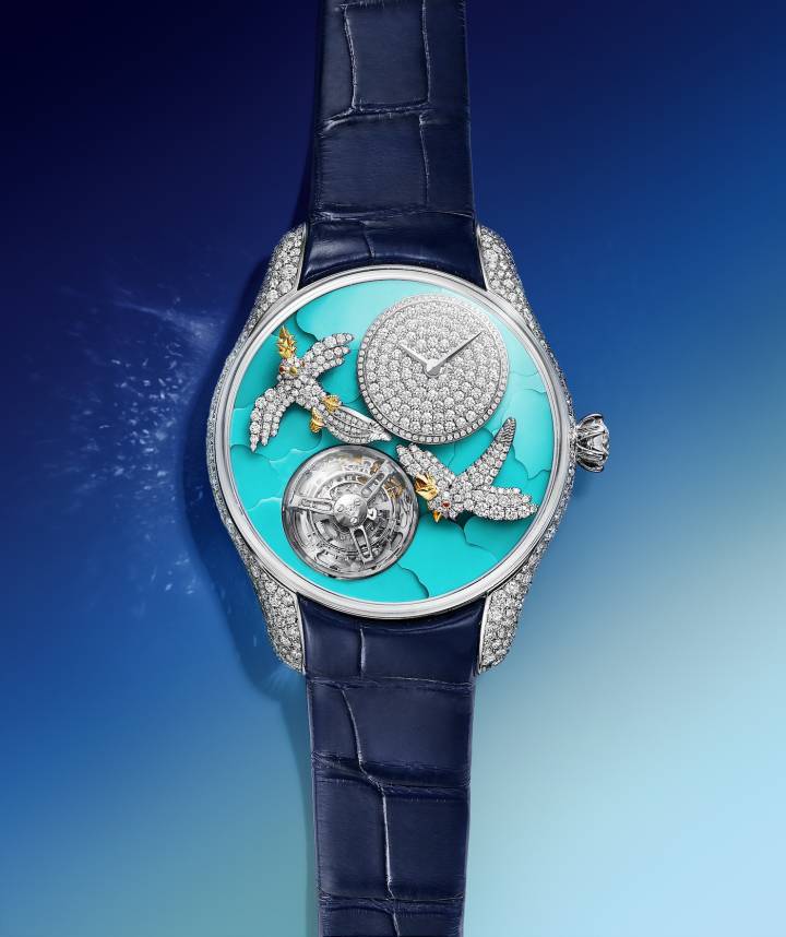 Comme la joaillerie, l'horlogerie Tiffany & Co. est très influencée par l'oeuvre de Jean Schlumberger et la célèbre broche Bird on a Rock qu'il a conçue pour la maison en 1965. C'est le cas de ce nouveau modèle Bird on a Flying Tourbillon, qui marque un moment important pour la maison: il s'agit de son premier tourbillon volant, développé en partenariat avec Artime, reflet des nouvelles ambitions de Tiffany & Co. dans l'horlogerie mécanique. Ce tourbillon volant est logé sous un dôme en verre saphir facetté - une première.