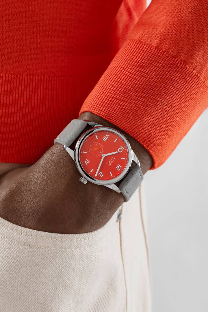 La nouvelle collection de Nomos, Club Campus, se décline en 18 couleurs flash dans le boîtier Tangente 38mm. En prime, Nomos offre une gravure. Elle apparaît ici dans sa version Club Campus future orange.