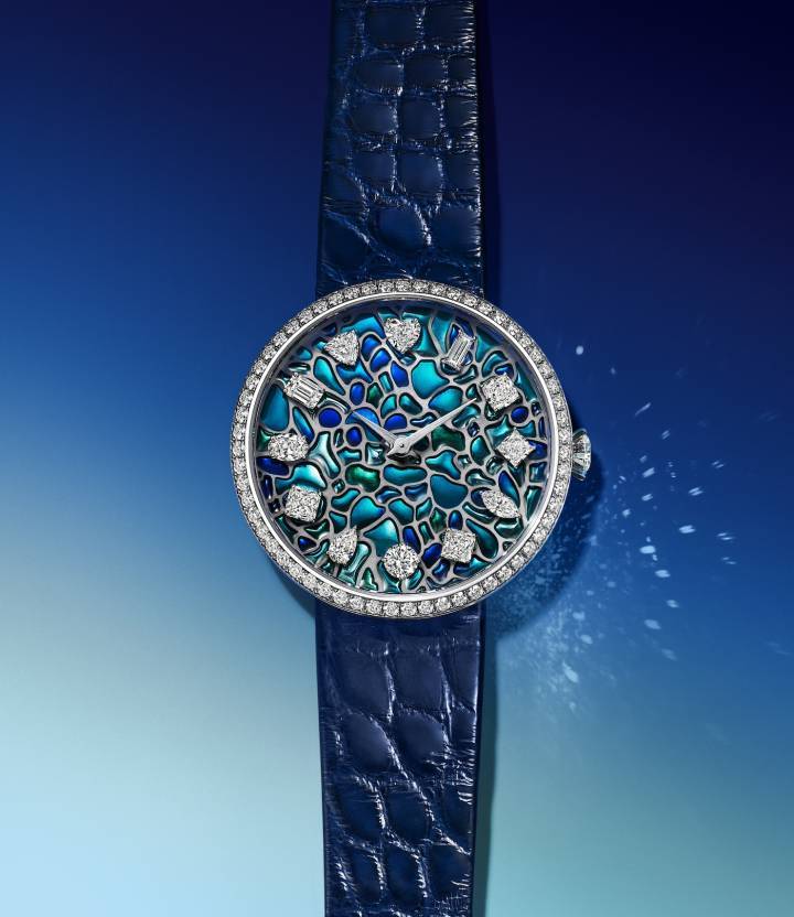 La montre Eternity by Tiffany Wisteria s'inspire des emblématiques lampes Tiffany & Co. du début du 20ème siècle, avec un cadran en émail plique-à-jour aux couleurs vives qui en reproduit le motif floral.