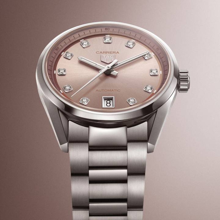 La TAG Heuer Carrera Date est également déclinée dans des nuances de rose poudré et de lilas sur un diamètre de 36 mm.