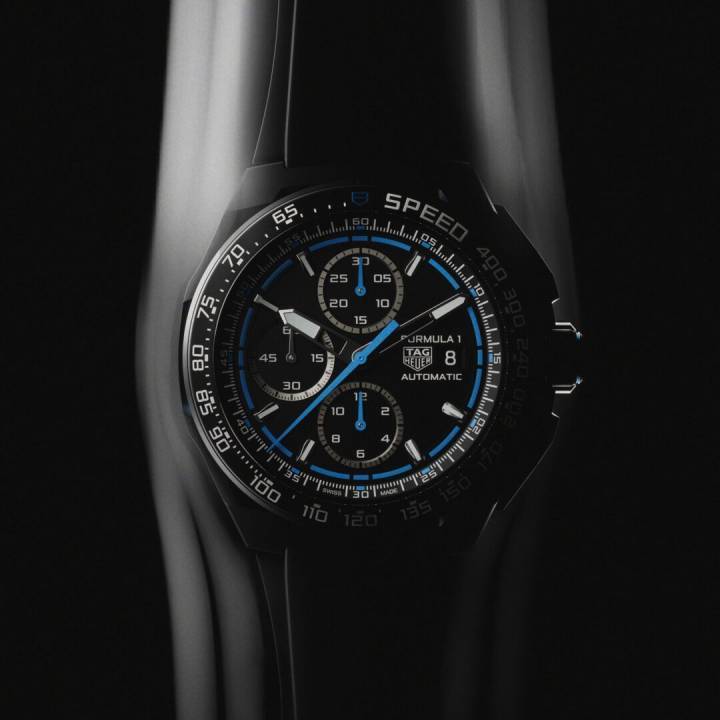 Cinq nouveaux modèles ont été présentés cette année dans la collection TAG Heuer Formula 1: quatre chronographes aux couleurs vibrantes selon le concept de design «Grand Prix by Night» et un modèle en collaboration avec Oracle Red Bull Racing. La lunette tachymétrique en aluminium de ces modèles, soulignée d'un anneau coloré la distinguant du boîtier, s'inspire de l'ingénierie haute précision de la F1. 