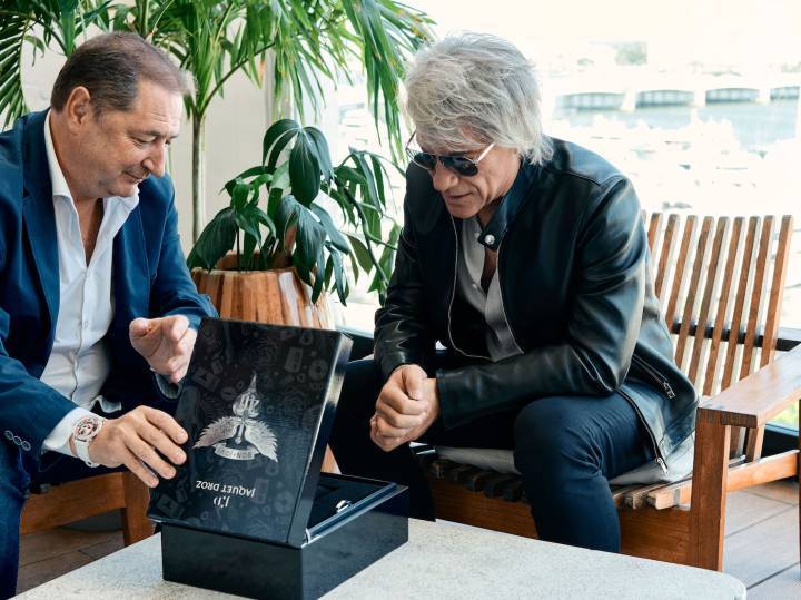 Alain Delamuraz, CEO de Jaquet Droz, avec le chanteur Jon Bon Jovi lors de l'«unboxing» de son modèle sur mesure à Palm Beach