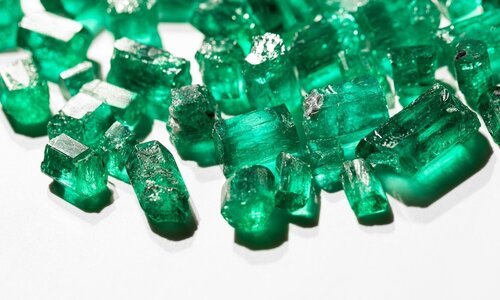Fura Gems à l'offensive dans la pierre de couleur