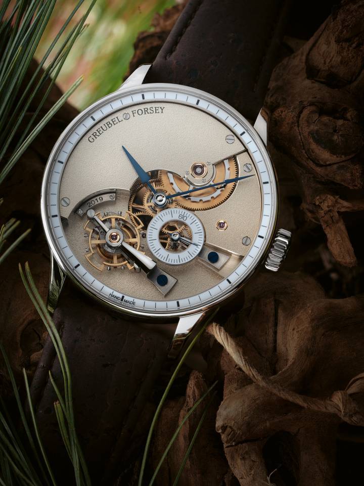 La Hand Made 1 intégralement réalisée et décorée main. Une montre très contemporaine réalisée de la façon la plus hautement artisanale.