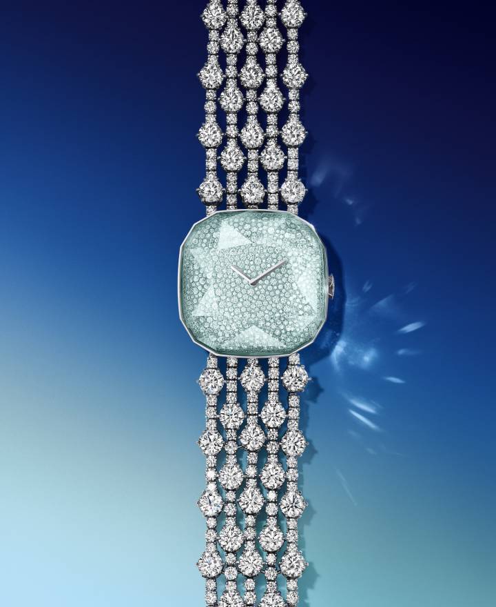 Tiffany & Co. a récemment dévoilé la montre Carat 128 Aquamarine, inspirée du légendaire Tiffany Diamond, un diamant jaune de 128,54 carats de forme coussin. Cette pièce unique se caractérise par un boîtier de 27 mm en or blanc 18 carats et un total de 897 diamants (plus de 29 carats) sertis sur son boîtier et son bracelet à cinq rangs. La glace protégeant le cadran est composée d'une seule aigue-marine de 34,52 carats.