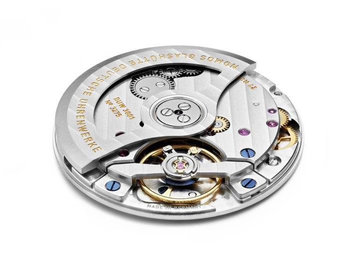 Le spiral de balancier et le calibre DUW 3001 manufacturés en interne chez Nomos assoient encore davantage l'indépendance de la marque allemande.