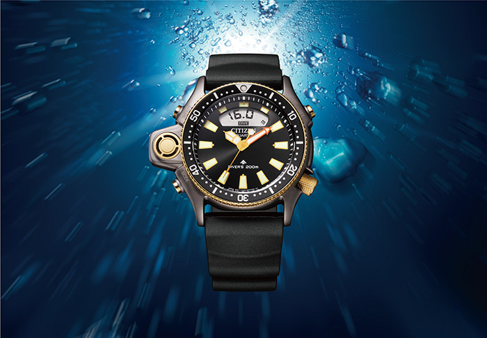 Pour un autre anniversaire en 2025, les 40 ans de l'Aqualand, Citizen a célébré ce modèle mythique, la première montre de plongée avec profondimètre électronique intégré, avec une édition limitée hommage dans la ligne Promaster, à affichage ana-digi.