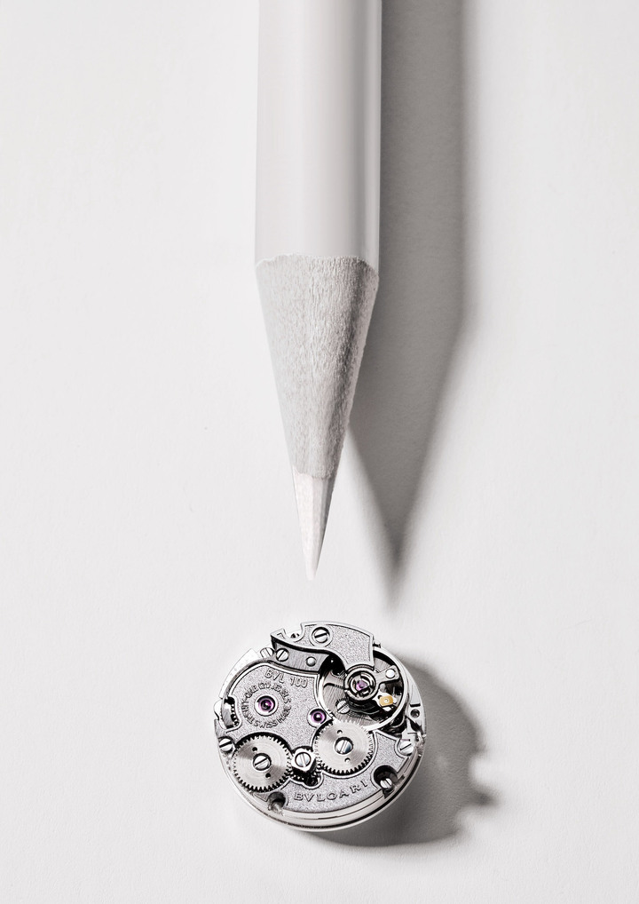 Avec son diamètre de 12,30 mm et son épaisseur de 2,50 mm, le calibre BVL100 indique les heures et les minutes et vient se loger dans la tête du reptile, à l'intérieur d'une cavité dédiée.