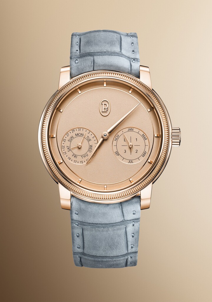 Le modèle Toric Quantième Perpétuel est proposé en deux éditions limitées 50 pièces chacune, en or rose 18 carats ou en platine 950. Fidèle à sa vision minimaliste, Parmigiani Fleurier simplifie le défi esthétique que représente un quantième perpétuel grâce à une conception coaxiale ingénieuse: toutes les informations essentielles – jour et date d'une part, mois et années bissextiles d'autre part – sont harmonieusement regroupées sur deux compteurs positionnés à 4h et 8h. Cette montre rejoint la famille des calendriers Grégorien, Chinois et Musulman déjà proposés par la marque.