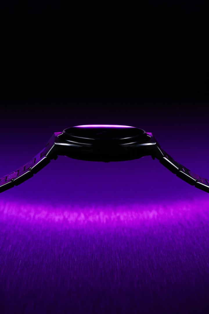 Le cadran violet est complété par les teintes plus foncées de l'ensemble boîtier et bracelet en titane grade 5.