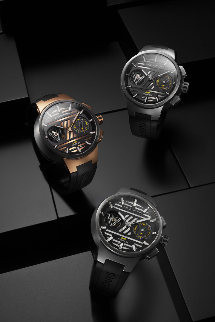 La Tambour Curve GMT Flying Tourbillon réinterprète les courbes du boîtier de la montre Tambour fondatrice de l'horlogerie Louis Vuitton, lancée en 2002 et dont les formes s'inspiraient de l'architecture des plus beaux terminaux aéroportuaires internationaux. 