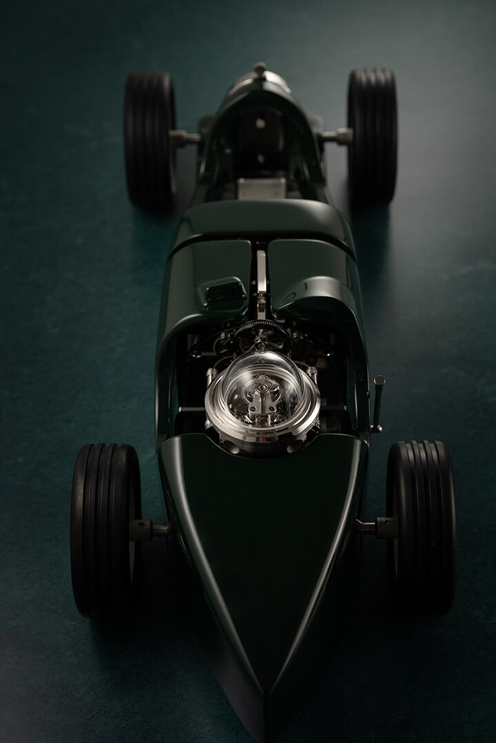 En actionnant le frein à main de la T35, le moteur V8 est libéré, révélant un... briquet à gaz dissimulé à l'intérieur.