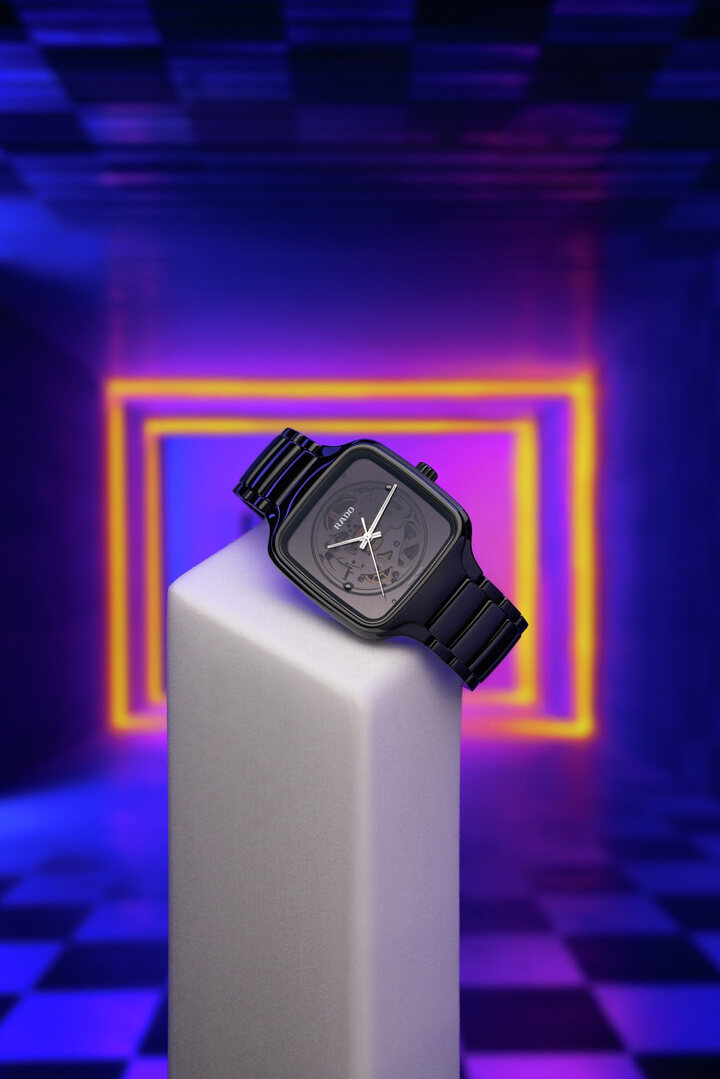 True Square x Kunihiko Morinaga: its transparent dial is a typical feature. In pure Kunihiko Morinaga style, it was subjected to photochromic treatment, which means that it changes colour according to the luminosity. The watch has a square monobloc case and a high-tech, black-polished ceramic crown.