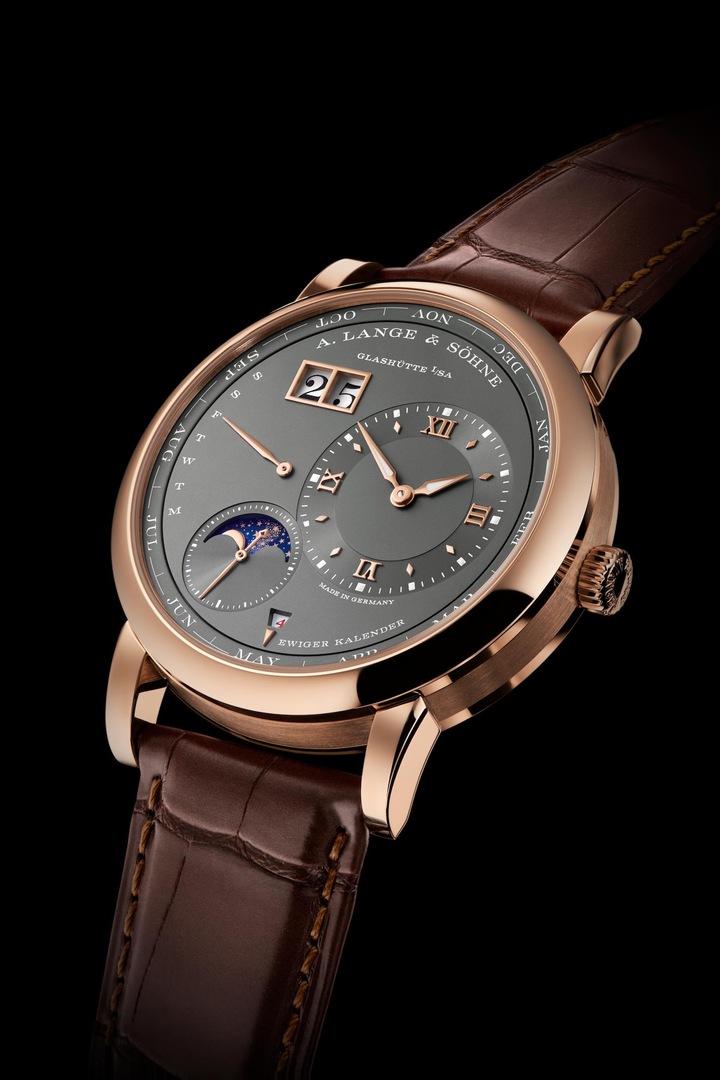 La A. Lange & Söhne Lange 1 Quantième Perpétuel 345.033 en or rose 18 carats et son ingénieux anneau des mois périphérique tournant. Cadran gris en argent massif.
