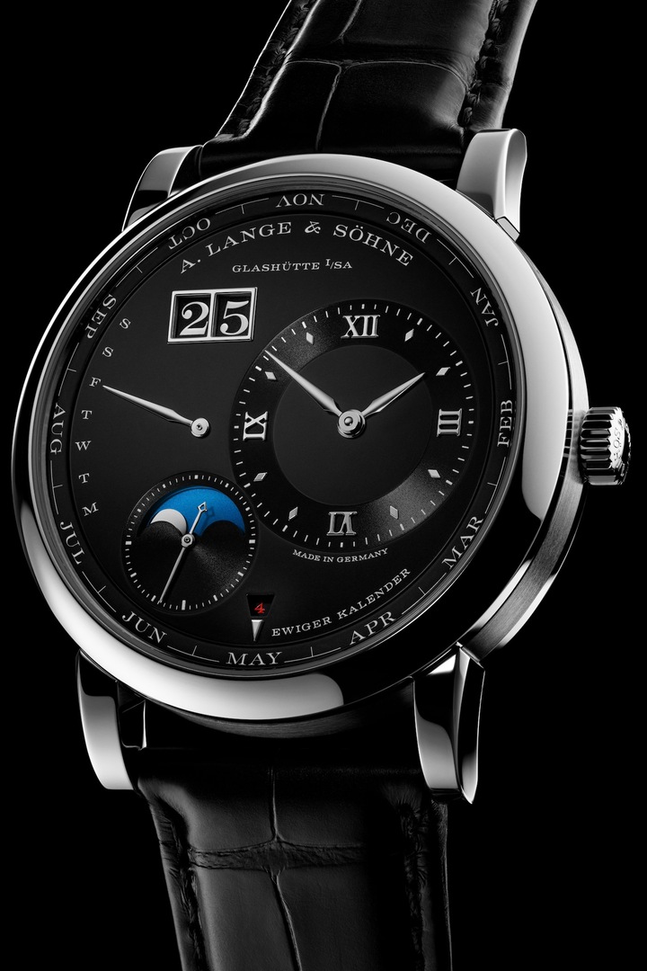 La A. Lange & Söhne Lange 1 Quantième Perpétuel 345.036, en platine avec son cadran noir en argent massif, sortie en 2023