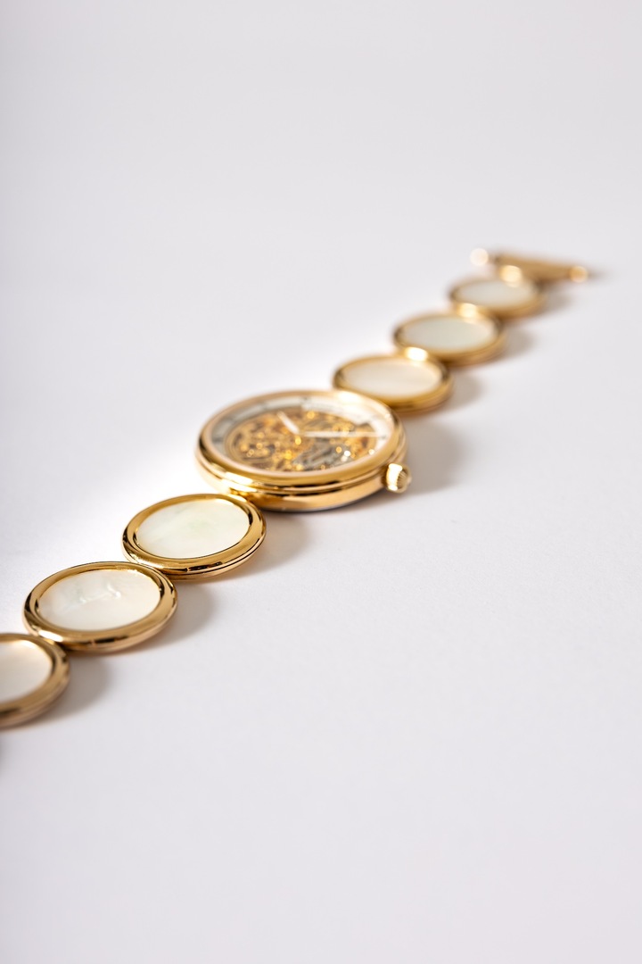 L'Ondine est une montre-bijou avec son bracelet formé de maillons ronds et évidés qui peuvent être sertis de nacre, de pierres dures ou précieuses. 