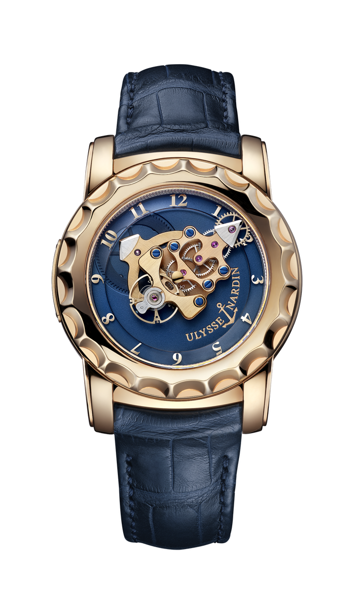 Ulysse Nardin Freak 02, réf. 026-88 (2005). Deuxième version de cette montre révolutionnaire présentée en 2001. L'extrémité triangulaire du mouvement en ligne permet l'indication des heures, une première dans l'histoire de l'horlogerie. L'échappement Dual Ulysse à impulsion directe et sans lubrification est en silicium, une innovation pour l'époque. Sans couronne, la mise à l'heure s'effectue par la lunette rotative, tandis que le ressort de barillet se recharge par le fond de la boîte.