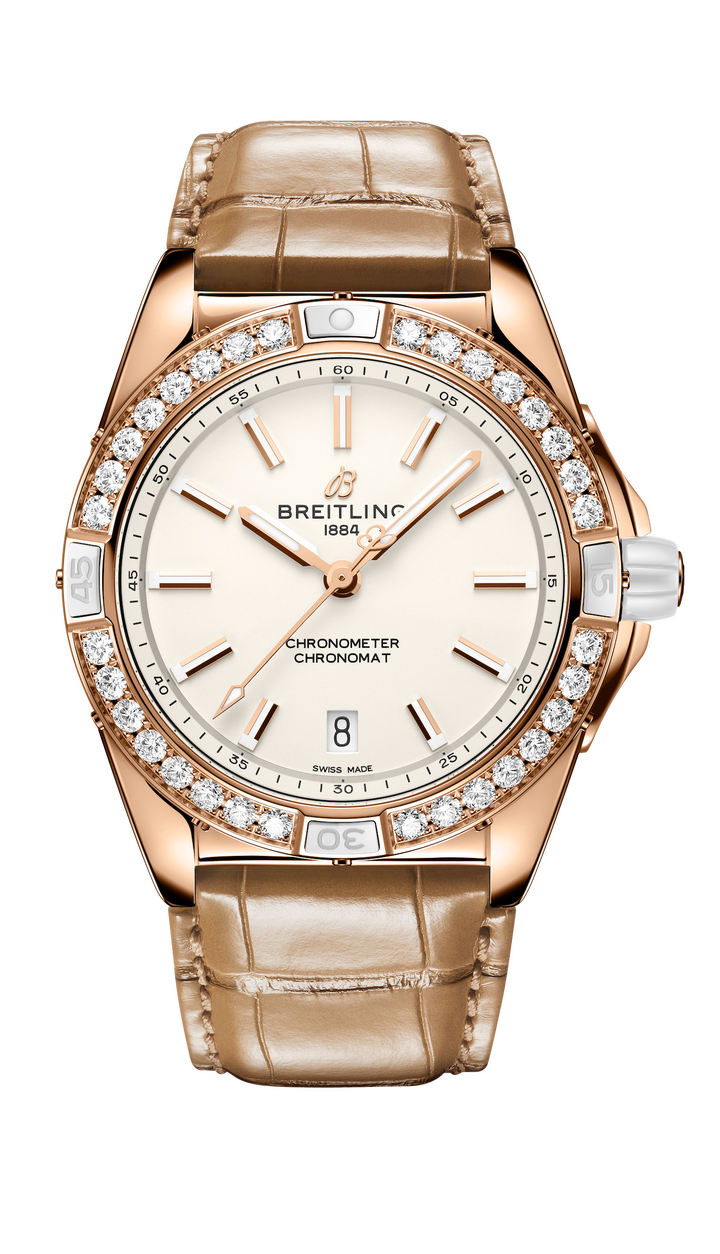 Le modèle Super Chronomat Automatic 38 Origins de Breitling est équipé d'un boîtier en or rouge 18 carats fabriqué à partir d'or traçable extrait d'une mine artisanale colombienne accréditée par la Swiss Better Gold Association. Sa lunette est ornée de diamants synthétiques.