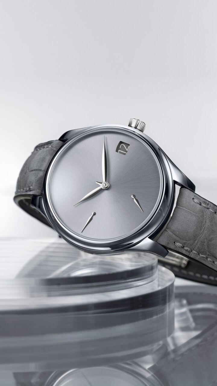 La pureté du calendrier perpétuel de H. Moser & Cie., proposé désormais avec boîtier mais aussi cadran en tantale sur ce modèle Endeavour Perpetual Calendar Concept Tantalum. De la Haute Horlogerie décalée pour les initiés, selon la devise de la marque.