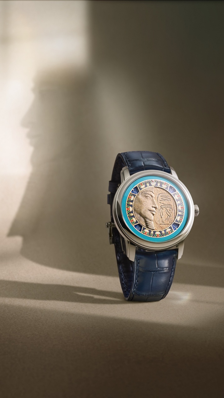 Le choix des matériaux de la montre Buste d'Akhénaton relève ici d'une démarche presque archéologique. Le buste d'Akhénaton et le cartouche lui faisant face sont sculptés dans un grès calcaire provenant du Sinaï, identique à celui de l'œuvre originale conservée au musée du Louvre et façonnée à Karnak il y a près de 3'500 ans. Deux frises périphériques colorées enrichissent ce tableau particulièrement expressif. La première, intérieure, déploie un motif de filets d'or en marqueterie de pierres. À l'extérieur, un anneau de turquoise d'un seul tenant, soigneusement gravé à la pointe sèche, rend hommage au collier de Nakhti, dignitaire égyptien.