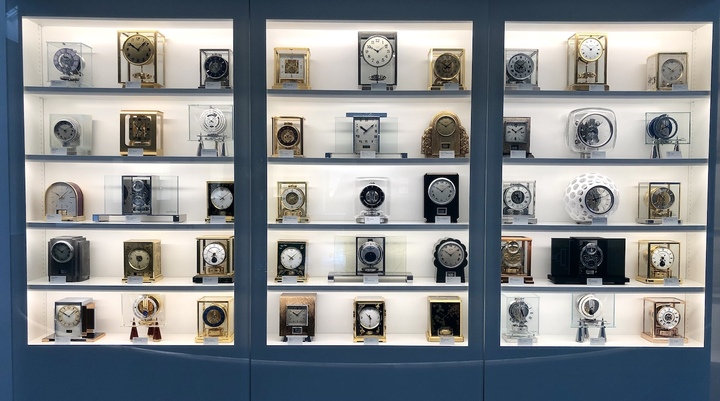 Vitrines Atmos de la Galerie du Patrimoine au sein de la manufacture de Jaeger-LeCoultre au Sentier.