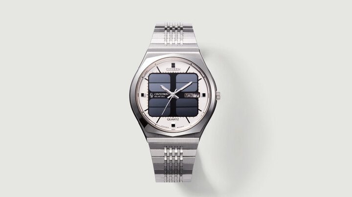 Grâce à ses cellules solaires intégrées directement dans le cadran, la Crystron Solar Cell lancée en 1976 par Citizen est une montre emblématique dans l'histoire de l'horlogerie, marquant l'arrivée de l'énergie lumineuse dans les montres analogiques. Cette technologie est devenue la base du système Eco-Drive.