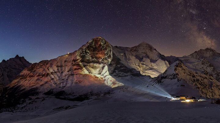 Gerry Hofstetter illumine l'Eiger d'un tigre géant. L'artiste suisse, qui exporte ses créations dans le monde entier, est soutenu par la marque Swiss Military Hanowa.