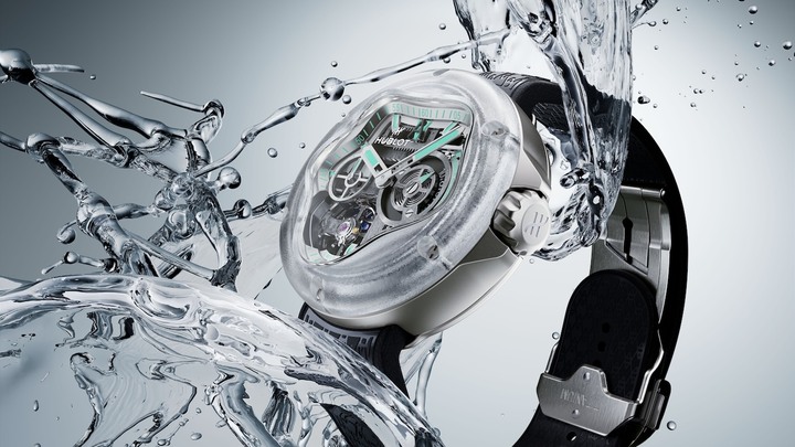 Après le succès de la montre de poche transformable, la MP-16 Arsham Droplet, la Hublot MP-17 MECA-10 Arsham Splash Titanium Sapphire est une véritable sculpture à porter au poignet, dont chaque courbe reflète la vision créative de D. Arsham. La taille compacte du boîtier de 42 mm a été rendue possible par l'intégration du nouveau Meca-10 de Hublot, un mouvement interne à remontage manuel plus petit qui peut être vu à travers l'ouverture du cadran et le fond du boîtier en saphir.