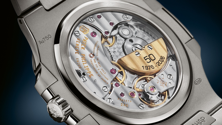 Calibre 240 automatique extra-plat avec son mini-rotor en or 22 ct. gravé de l'inscription «50 1976-2026»