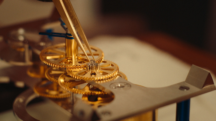 L'assemblage de la pendulette prend une dizaine d'heures. Seul l'organe réglant du mouvement est préassemblé à la livraison du coffret.