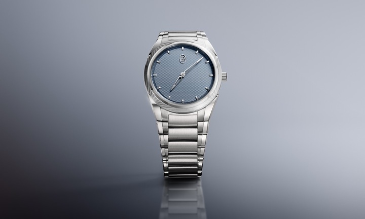 Lancée en 2021, symbole du renouveau de la marque, la collection Tonda PF est présentée dans une nouvelle version de 36 mm, avec cadran Stone Blue guilloché en motif Grain d'Orge et lunette moletée en platine 950 cerclant la boîte en acier, signature de la collection. 