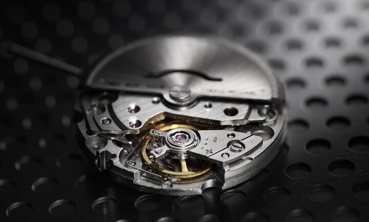 Le calibre standard automatique 8215 de Miyota, à la réserve de marche de 42 heures. Hauteur 5.67mm. Précision -20～＋40 sec./jour.