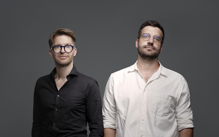 Sébastien Chaulmontet, fondateur d'Albishorn Watches (à gauche), avec Fabien Collioud, responsable du design de la marque qui a fait de l'imaginaire historique horloger son terrain de jeu.