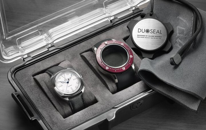 La dernière création de Kurono Tokyo, une montre de ville élégante de 37 mm de forme coussin qui se transforme en montre étanche en enfilant un boîtier étanche qui vient cacher et protéger jusqu'à la couronne de la montre. Un design unique.