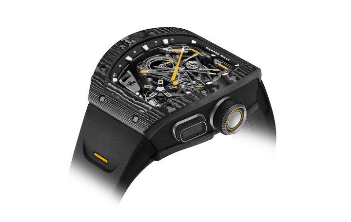 Version limitée à 75 montres en Carbone TPT®, un composite ultra-léger, durable et exclusif à Richard Mille en horlogerie. L'architecture du calibre RM 43-01 repose sur une platine en titane grade 5 totalement revisitée et squelettée, pour une réserve de marche de 70 heures visible à 2 heures.