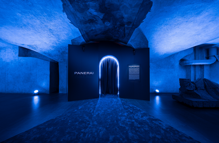 L'exposition Immersion de Panerai à Florence: une suite de salles recréées contant différentes étapes de l'histoire de la marque, des racines florentines aux expertises militaires et à la luminescence, le tout dans la crypte du Museo Marino Marini au coeur de la cité.