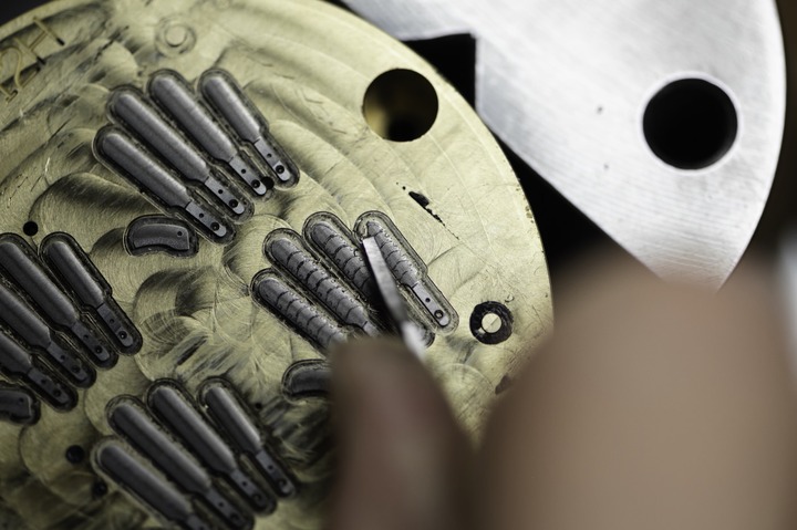 Gravure à la main des doigts rétractibles et indicateurs des heures pour la montre FP Journe FFC.