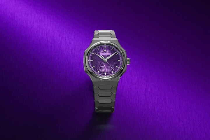 La couleur du cadran de 睦 (Mù) sera exécutée dans une nuance de violet qui a nécessité trois ou quatre séries d'essais, oscillant entre un violet royal et profond et des nuances vives d'ultraviolet selon les conditions d'éclairage. Ce ton est obtenu par dépôt physique en phase vapeur (PVD). Le cadran sera orné du motif guilloché signature d'Atelier Wen, l'écaille de poisson, dans la continuité de ses principales variantes Perception: 缥 (Piāo), 影 (Yǐng) et 霞 (Xiá).