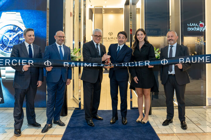 Michael Guenoun, le CEO de Baume & Mercier (au centre), a récemment inauguré la nouvelle boutique de la marque au Villaggio Mall de Doha, au Qatar, avec son partenaire local Ali Bin Ali. 