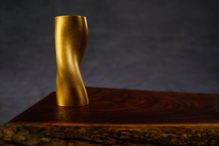Cette pièce moulée en bronze matérialise la courbe nécessaire pour traduire, à l'aide d'une came, le temps incrémentiel absolu (mesuré par le pendule de torsion) en une heure solaire, cette dernière dépendant de l'orbite et de l'inclinaison de la Terre. 